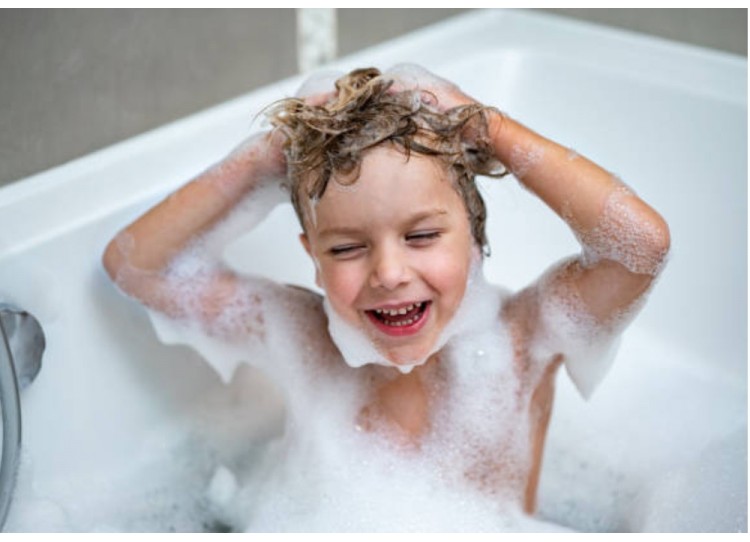 Ką daryti, jeigu jūsų vaikas nekenčia plaukų plovimo?